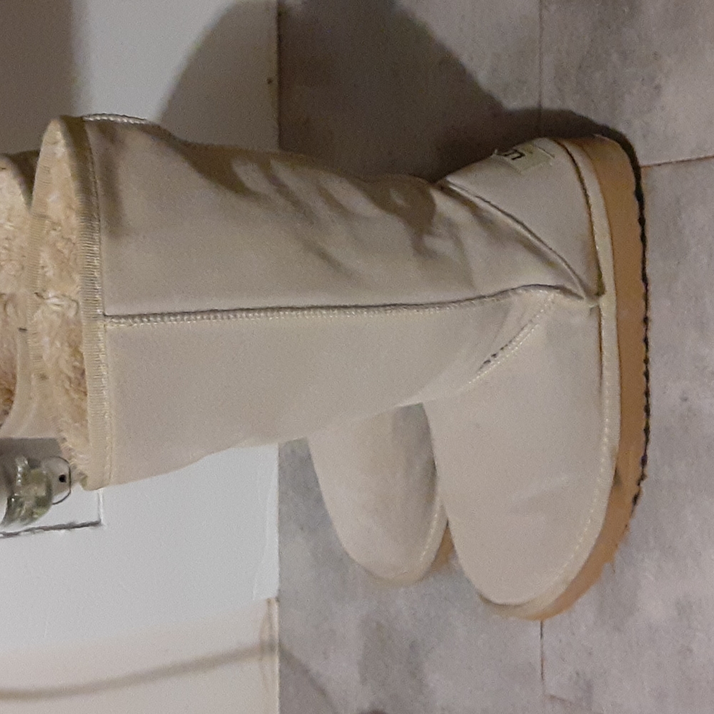 UGG  boots  size  8 whomenpoquito desgaste en la parte de atras del talon